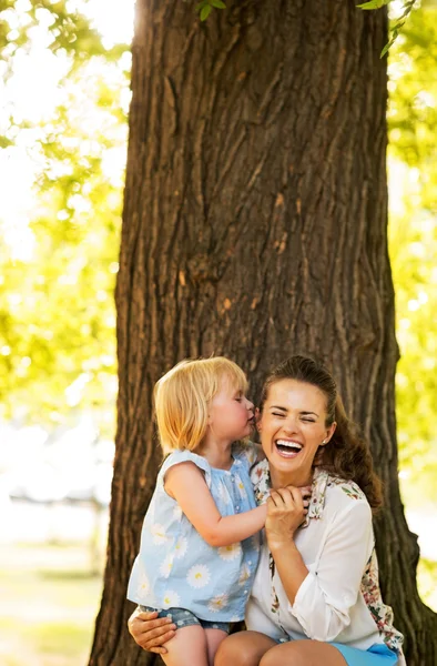 Porträt einer glücklichen Mutter und eines kleinen Mädchens, die Spaß im Park haben — Stockfoto