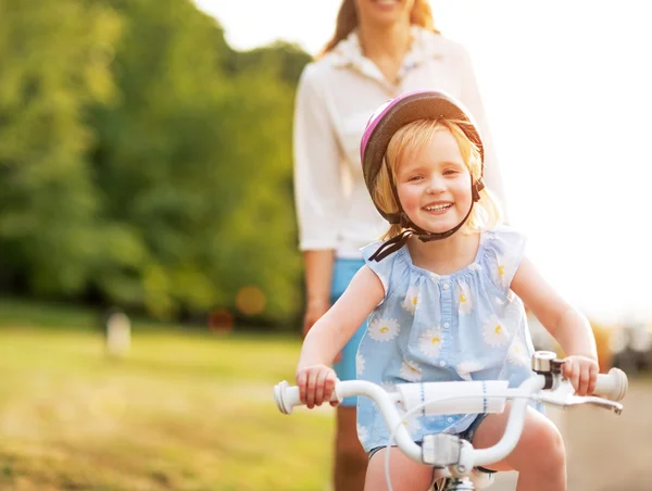 Χαμογελώντας μωρό κορίτσι ιππασία ποδήλατο — Φωτογραφία Αρχείου