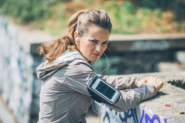 Portret van ernstige fitness jonge vrouw buitenshuis — Stockfoto