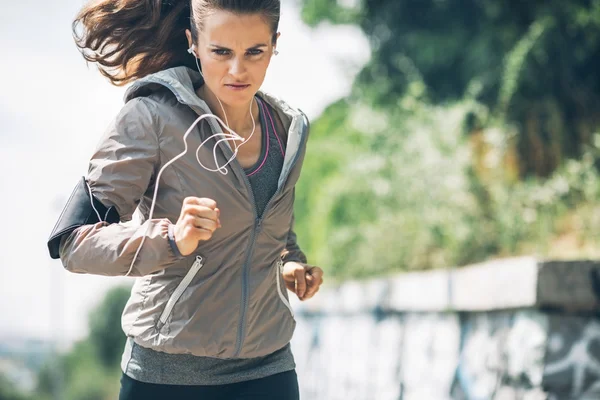 Fitness giovane donna jogging nel parco della città — Foto Stock