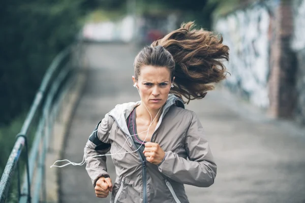 Fitness joven mujer corriendo en el parque de la ciudad — Foto de Stock