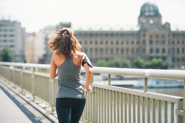 Fitness jovem mulher correndo na cidade. vista traseira — Fotografia de Stock