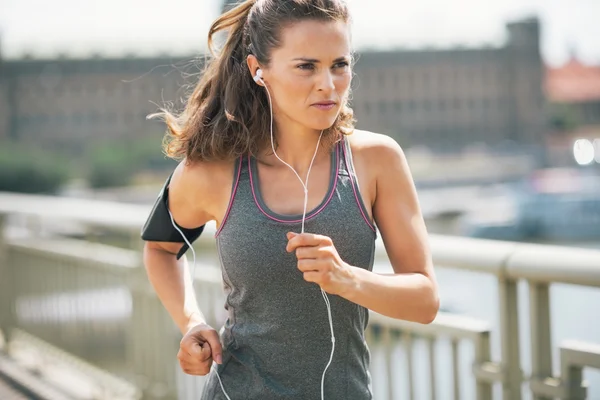 Mladá žena fitness, jogging v městě — Stock fotografie