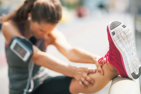 Primer plano en la aptitud joven mujer estirándose al aire libre — Foto de Stock