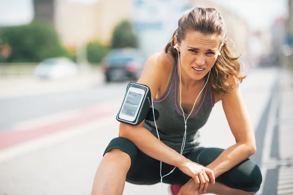 Portret van de jonge vrouw moe fitness buiten in de stad — Stockfoto