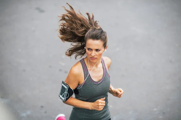 Młoda dama fitness jogging na zewnątrz w mieście — Zdjęcie stockowe