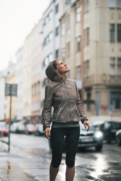 Fiatal nő kitéve az eső, miközben jogging szabadban th fitness — Stock Fotó
