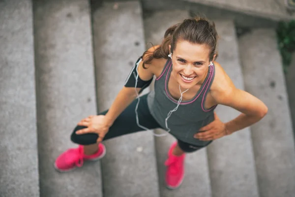 Mosolyogva fitness fiatal nő kint a városban portréja — Stock Fotó