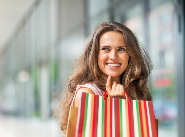 Full längd porträtt av glad ung kvinna med shopping väska — Stockfoto