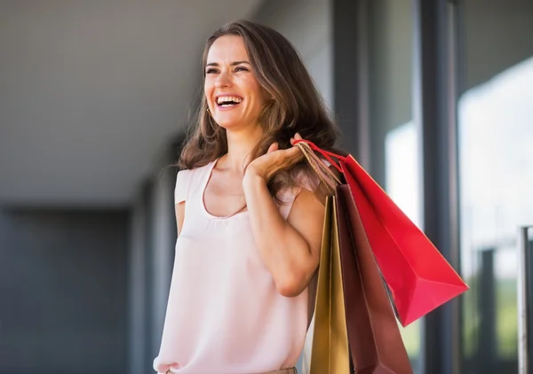 Pełnej długości portret szczęśliwy młoda kobieta z torbą na zakupy — Zdjęcie stockowe