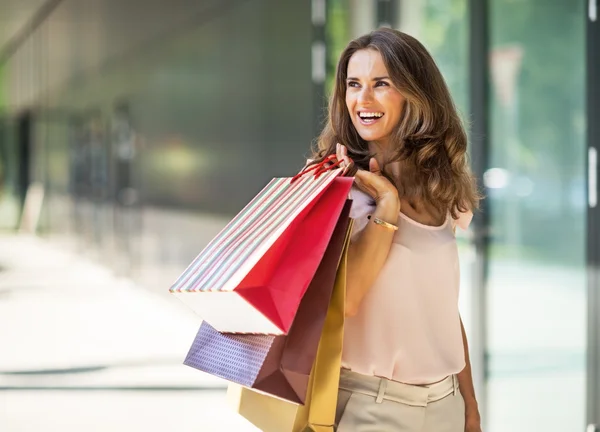 Full längd porträtt av glad ung kvinna med shopping väska — Stockfoto