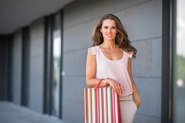 Celovečerní portrét šťastná mladá žena s nákupní taškou — Stock fotografie