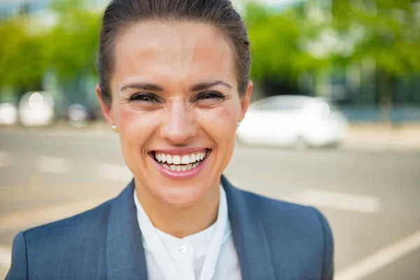 Portrait of smiling business woman in office district — Stockfoto