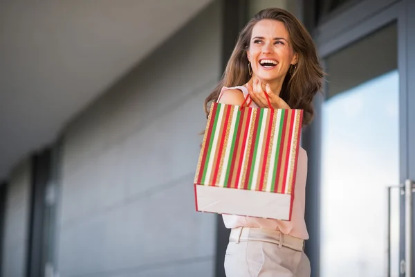 Full length portrait of happy young woman with shopping bag — Stock Photo, Image