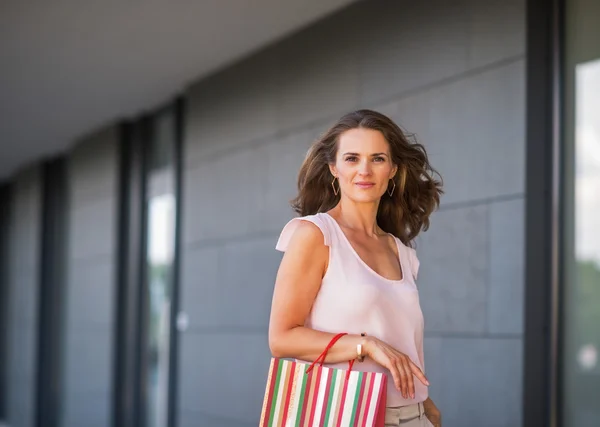 Tam uzunlukta alışveriş çantası olan mutlu kadın portresi — Stok fotoğraf