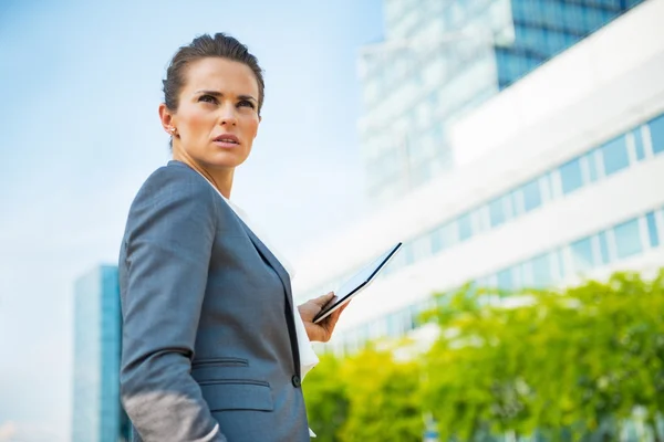 Портрет уверенной в себе деловой женщины с планшетным компьютером в офисе. — стоковое фото