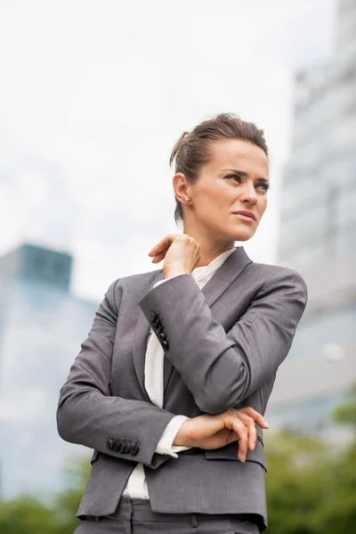 Retrato de una mujer de negocios seria en el distrito de oficina — Foto de Stock