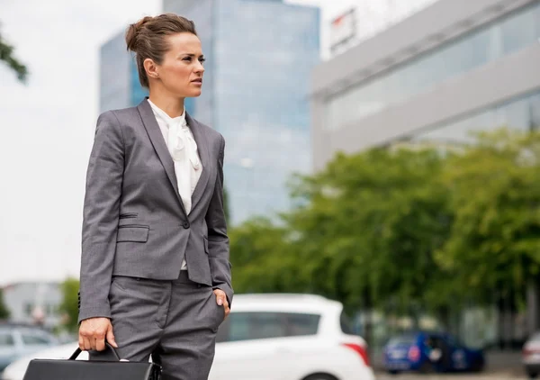 Mulher de negócios com pasta de pé no distrito de escritório e lo — Fotografia de Stock
