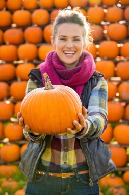 gülümsemek gülümseyen genç kadın holding kabak üzerinde