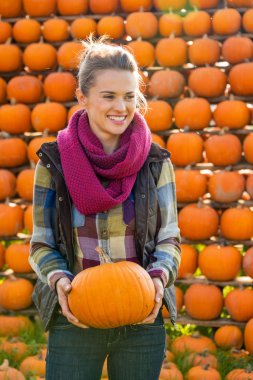 Kabak tutan mutlu genç kadın portresi
