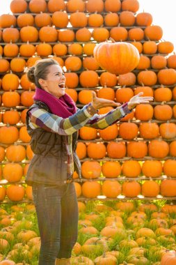 mutlu genç kadın kabak kabak satırları önünde atma