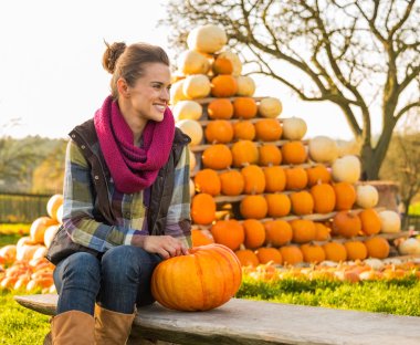 mutlu genç kadın p önünde kabak ile oturuyordu portresi