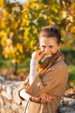 sonbahar Park eşarp saklanıyor mutlu genç kadın portresi