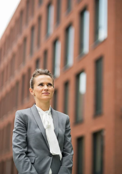 Portrait of business woman in front of office building — Stockfoto