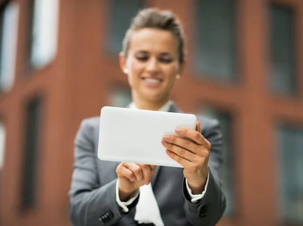 Primo piano sulla donna d'affari utilizzando tablet pc davanti bui ufficio — Foto Stock