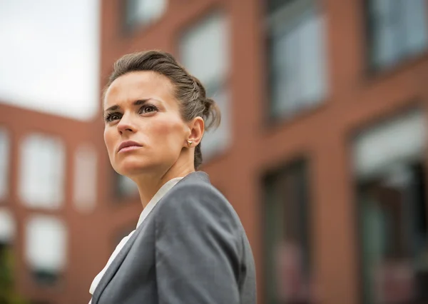 Serious business woman in front of office building — Stockfoto