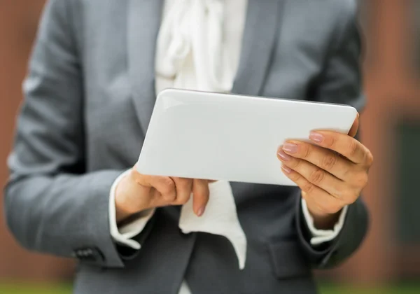 Zbliżenie na biznes kobieta przy użyciu komputera typu tablet — Zdjęcie stockowe