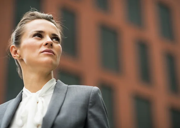 Portrait of confident business woman in front of office building — Stock Photo, Image