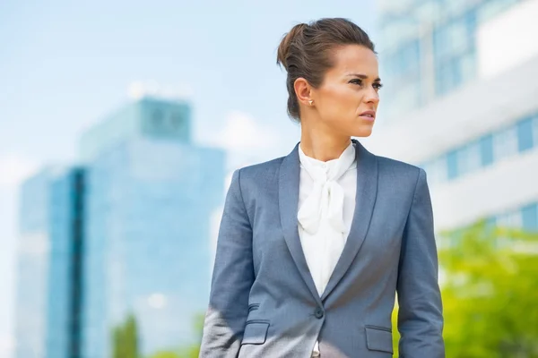 Portrait of business woman in office district — Zdjęcie stockowe