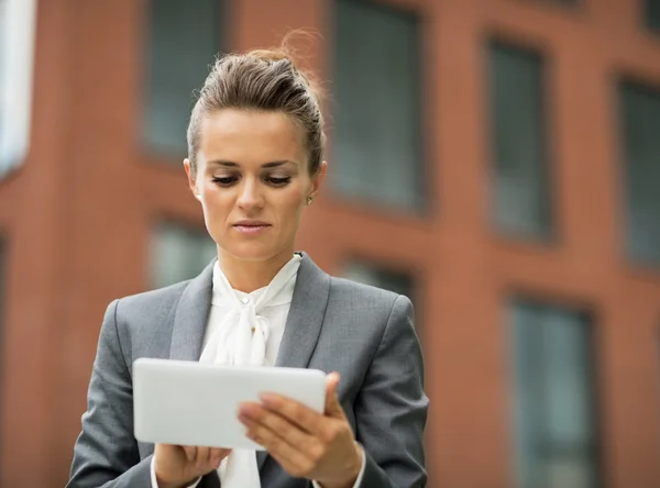 Biznes kobieta za pomocą tabletu przed budynkiem biurowym — Zdjęcie stockowe