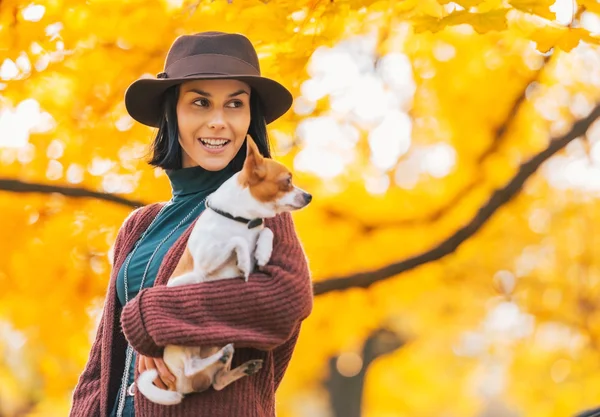 Retrato de mujer joven feliz con perro al aire libre en otoño lookin — Foto de Stock