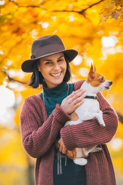 Портрет счастливой молодой женщины собаки на открытом воздухе осенью — стоковое фото