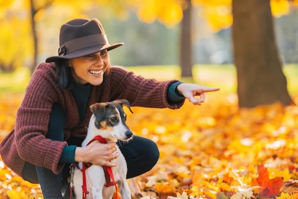 Jovem feliz cão mulher ao ar livre no outono — Fotografia de Stock