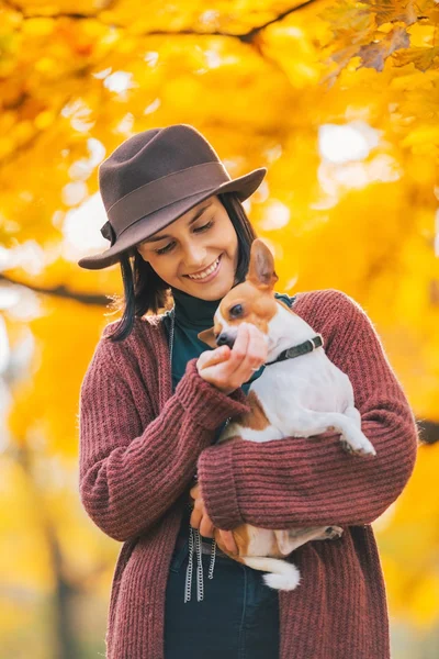 Счастливая молодая женщина собака на открытом воздухе осенью — стоковое фото