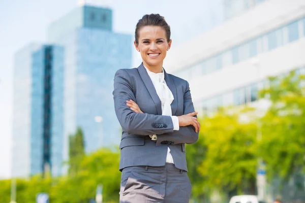 Portrait of happy business woman in office district — Zdjęcie stockowe