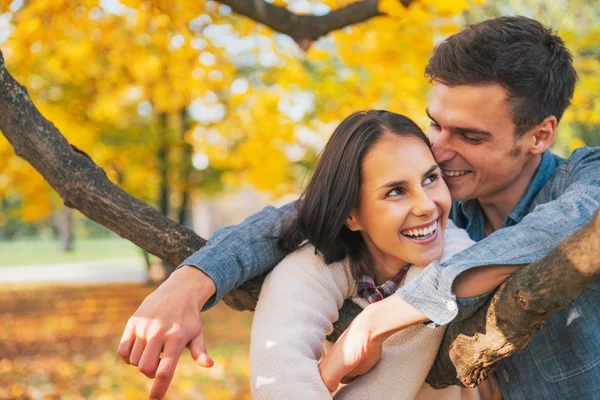 Retrato de casal jovem sorridente ao ar livre no outono se divertindo t — Fotografia de Stock