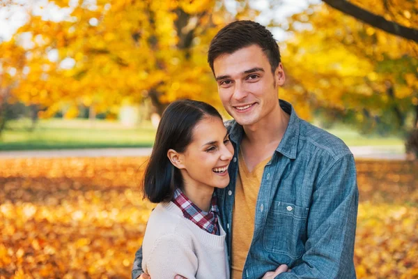秋の公園で屋外幸せな若いカップルの肖像画 — ストック写真