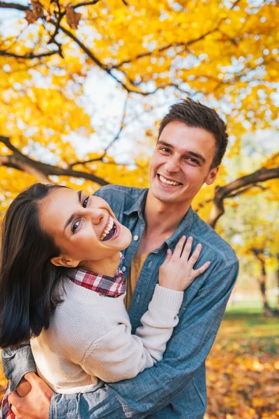 Ritratto di giovane coppia felice all'aperto nel parco in autunno avendo — Foto Stock