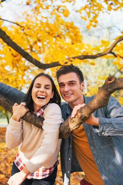 Venku se usmívám mladý pár na podzim — Stock fotografie