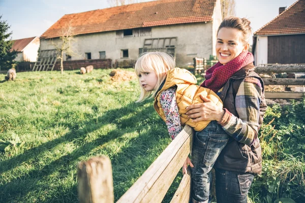 Portret van gelukkige moeder en kind op de boerderij — Stockfoto