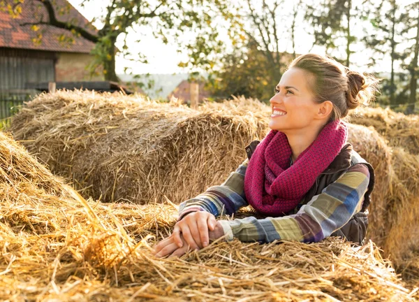 コピー スペースを干し草の山に近い幸せな若い女 — ストック写真
