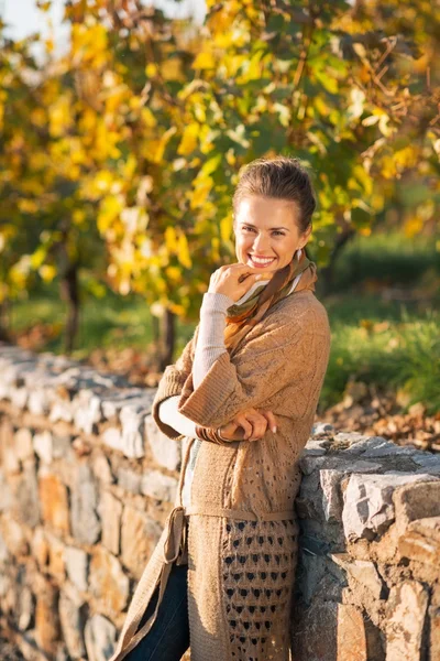 Portrait of happy young woman in autumn park — Stock Photo, Image