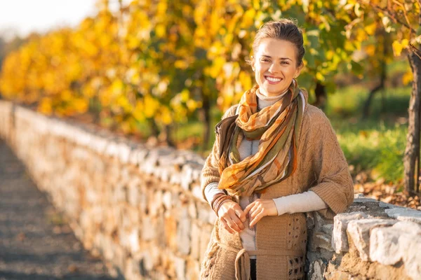 Porträt einer lächelnden jungen Frau im Herbstpark — Stockfoto