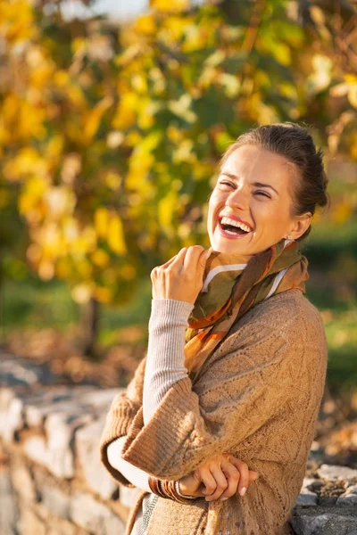 Porträt einer lächelnden jungen Frau im Herbst im Freien — Stockfoto