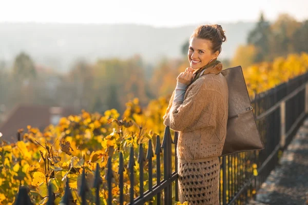 Retrato de jovem mulher feliz no outono ao ar livre — Fotografia de Stock