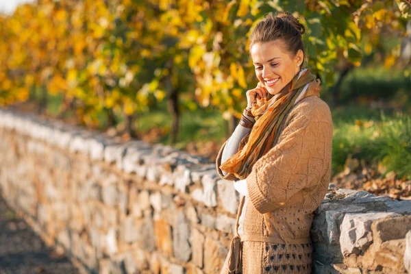 Porträt einer glücklichen jungen Frau im Herbstpark — Stockfoto